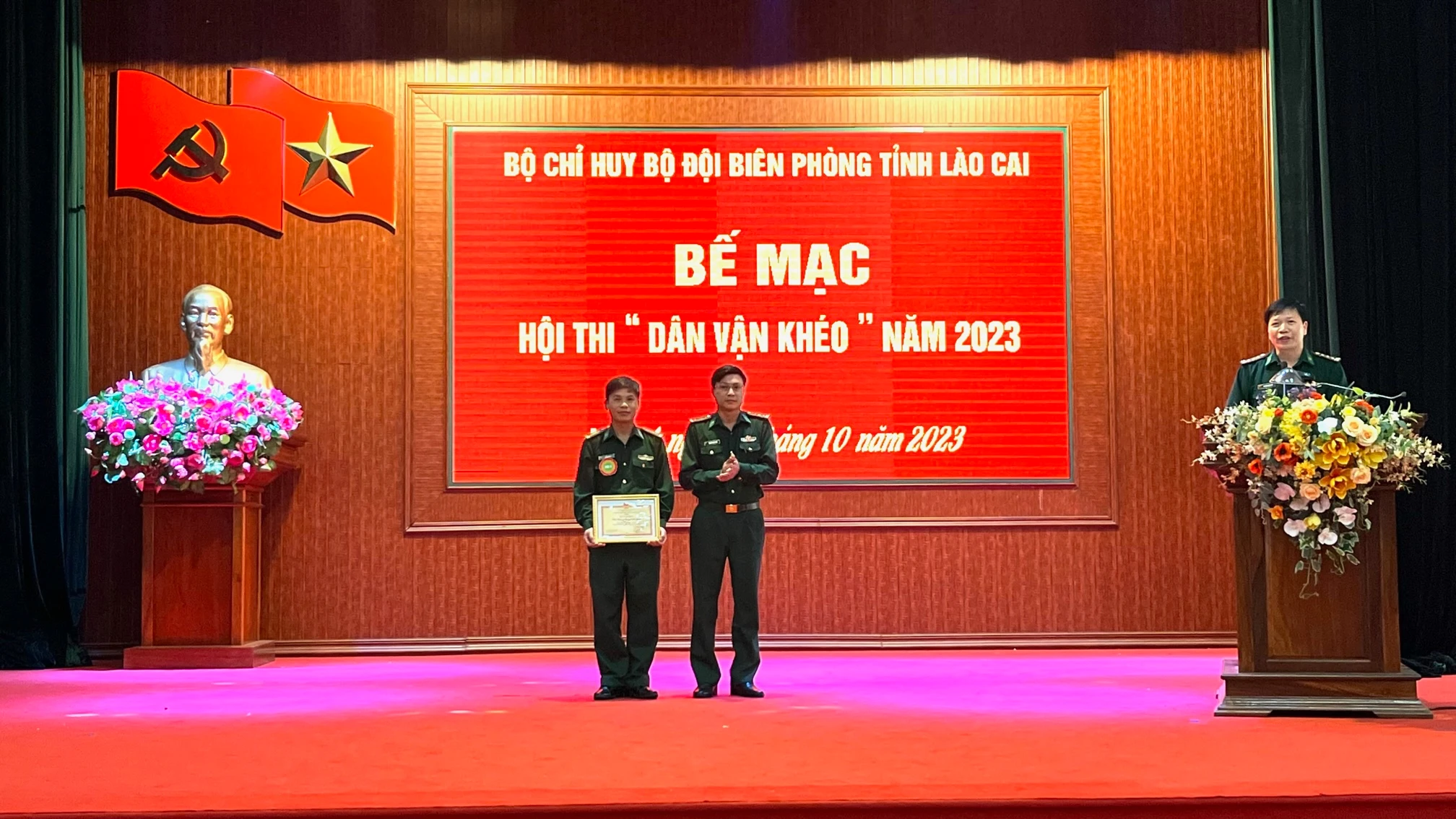 Đại tá Nguyễn Văn Tuấn, Phó Chính ủy BĐBP tỉnh Lào Cai trao giải nhất cho đồn Biên phòng A Mú sung.jpg