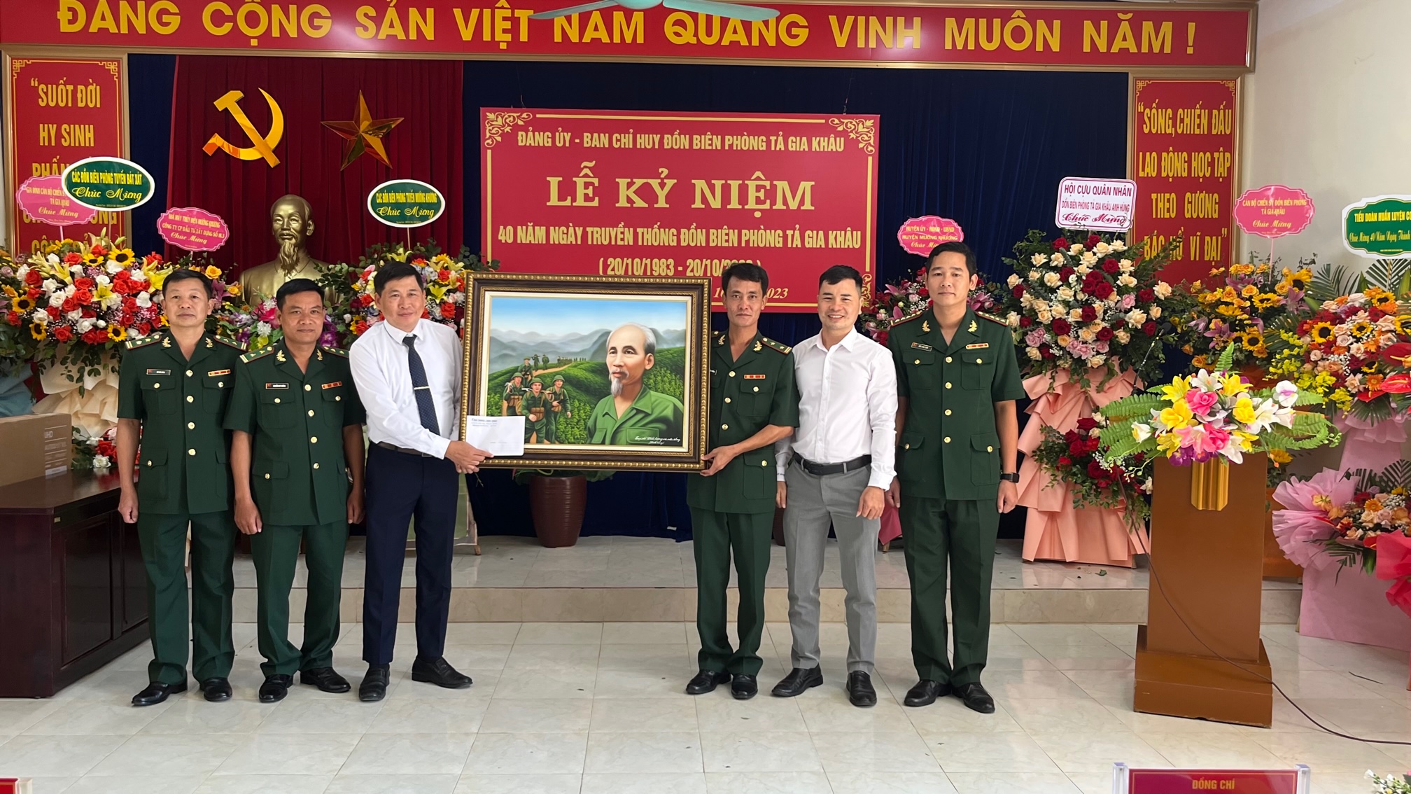 Đơn vị kết nghĩa tặng hoa chúc mừng. Đại diện Tạp chí Chất lượng và Cuộc sống là đơn vị kết nghĩa tặng bức tranh chúc mừng 40 năm ngày thành lập.jpg