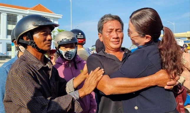 Ngư dân tàu chìm trở về đất liền, òa khóc trong vòng tay người thân.