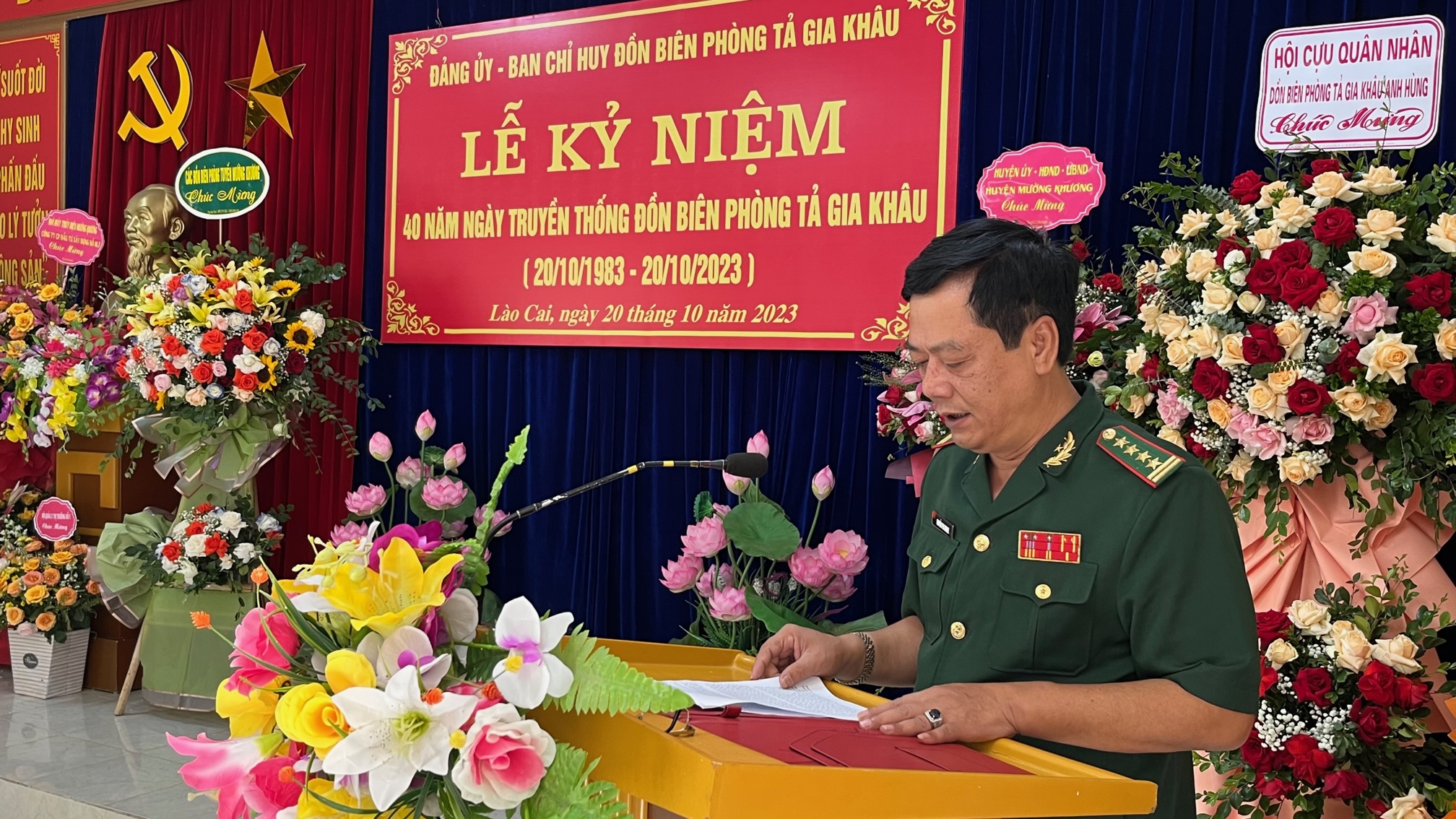 Đai tá Nguyễn Phi Khanh, Chỉ huy trưởng Bộ Chỉ huy Bộ đội Biên phòng tỉnh Lào Cai phát biểu tại buổi lễ. Đai tá Nguyễn Phi Khanh, Chỉ huy Trưởng BĐBP Lào Cai phát biểu tại buổi lễ.jpg