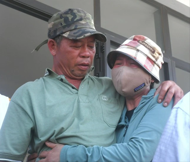 Ngư dân tàu chìm trở về đất liền, òa khóc trong vòng tay người thân.