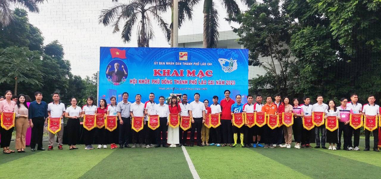 Lãnh đạo các sở, ban ngành tỉnh và UBND thành phố Lào Cai tặng Cờ lưu niệm cho các đoàn vận động viên. z4803778158940_d65748062cd65d4b99ddb4aaab528de5 (1).jpg