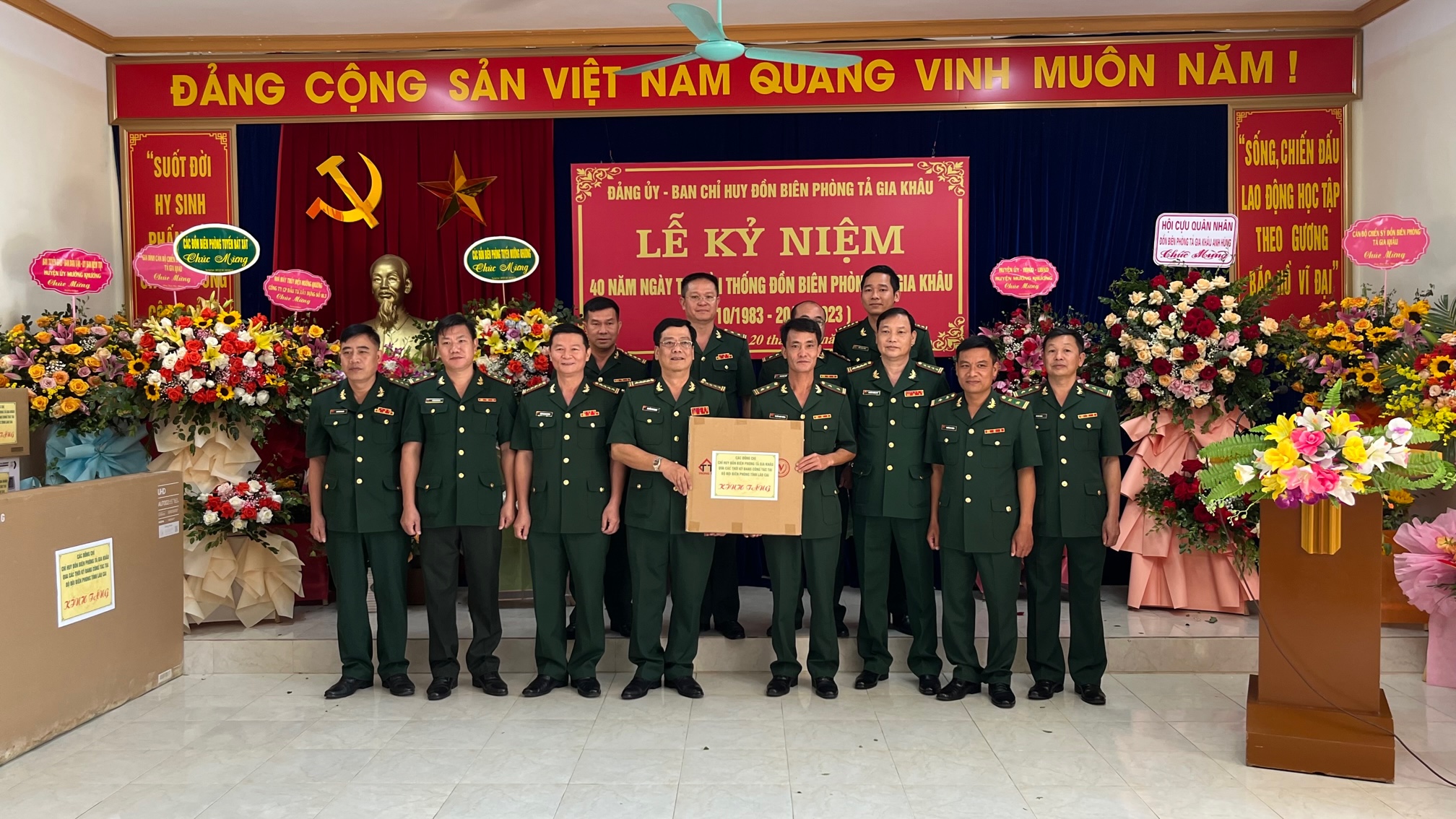 Các đồng chí lãnh đạo Bộ Chỉ huy Bộ đội Biên phòng tỉnh tặng quà chúc mừng cán bộ, chiến sỹ Đồn Biên phòng Tả Gia Khâu. Các đồng chí Lãnh Đạo Bộ Chỉ huy BĐBP tỉnh Tặng quà chúc mừng.jpg