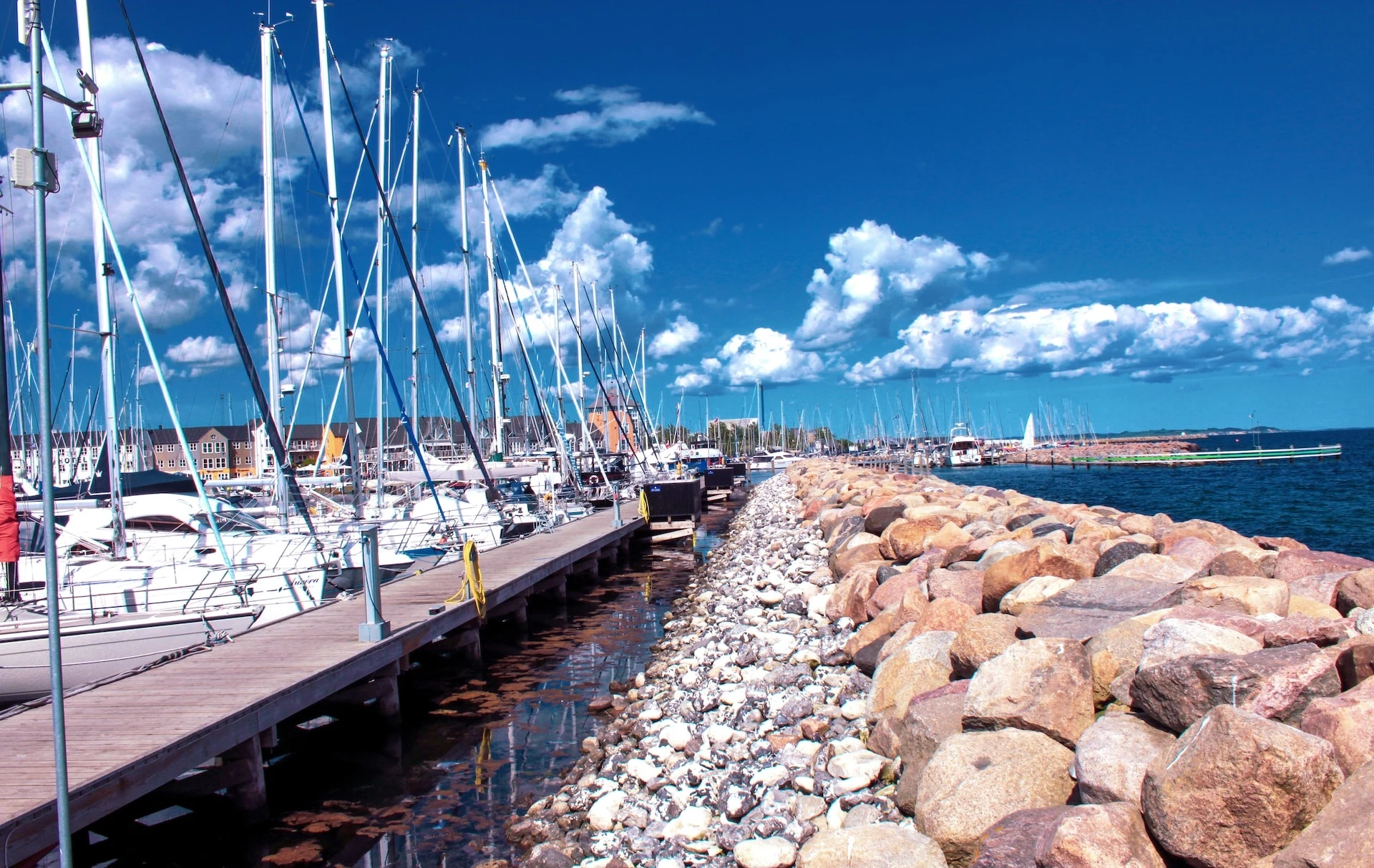 Aarhus, Đan Mạch: Nằm trên bờ biển phía đông của bán đảo Jutland, Aarhus là thành phố lớn thứ hai và là trung tâm kinh tế của Đan Mạch. Với dân số khoảng 350.000 người, thành phố được biết đến với chất lượng cuộc sống tuyệt vời và chỉ số hạnh phúc cao. Aarhus là nơi tọa lạc của một trong những trường đại học hàng đầu khu vực Scandinavia (Bắc Âu), tạo điều kiện thuận lợi cho nhiều sinh viên và mang đến cho thành phố năng lượng trẻ trung. Lý do khác tạo nên bầu không khí hạnh phúc nơi đây là lối sống xanh và bền vững. Thành phố khuyến khích người dân cắt giảm lượng khí thải carbon và chuyển sang các nguồn năng lượng tái tạo.