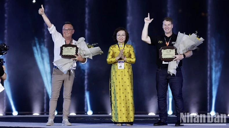 Bà Ngô Thị Kim Yến, Phó Chủ tịch UBND thành phố Đà Nẵng, Trưởng Ban Tổ chức DIFF 2023 trao hoa và kỷ niệm chương cho 2 đội.