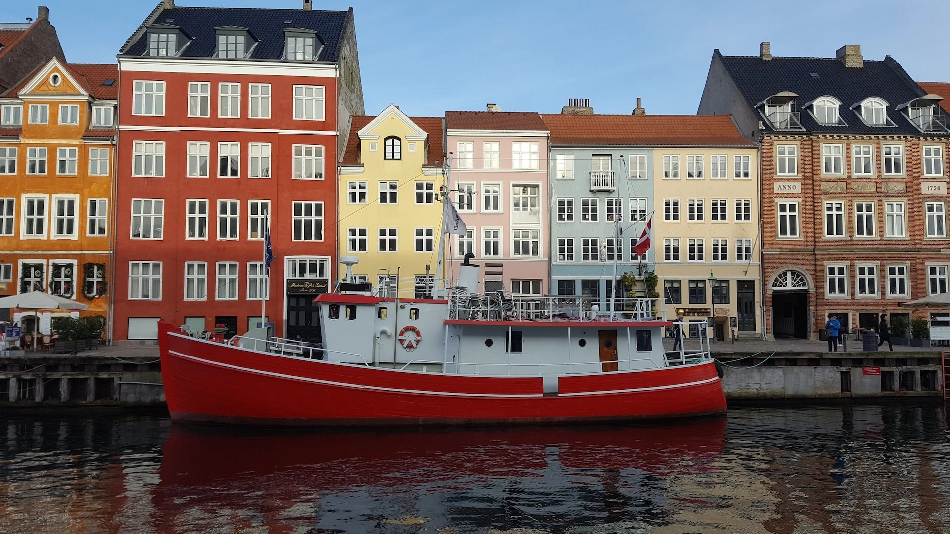 Copenhagen, Đan Mạch: Với dân số khoảng 800.000 người, thủ đô của Đan Mạch là thành phố lớn nhất và là trung tâm văn hóa, kinh doanh, du lịch của nước này. Thành phố được biết đến với sự pha trộn độc đáo giữa hiện đại và lịch sử. Khu phố từ thời Trung cổ nằm bên cạnh những kiến trúc tiên tiến khiến nơi đây trở nên thú vị. Thành phố cũng được biết đến với sự bình đẳng giới, đề cao quyền LGBTQ+, công bằng xã hội và chủ nghĩa môi trường. Những điều này đều tạo ra sự hạnh phúc của Copenhagen.