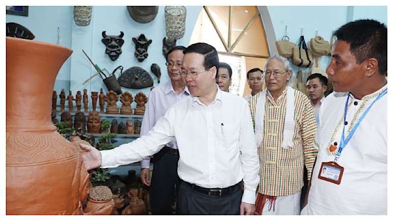 Chủ tịch nước Võ Văn Thưởng và Đoàn công tác Trung ương đến thăm Làng gốm Bàu Trúc. Chủ tịch nước Võ Văn Thưởng và Đoàn công tác Trung ương đến thăm Làng gốm Bàu Trúc.