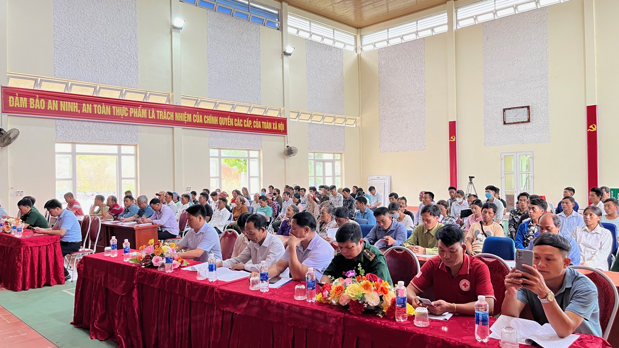 Cán bộ, nhân dân xã Trịnh Tường tham dự buổi tuyên truyền. Cán bộ, nhân dân xã Trịnh Tường tham dự buổi tuyên truyền.jpg