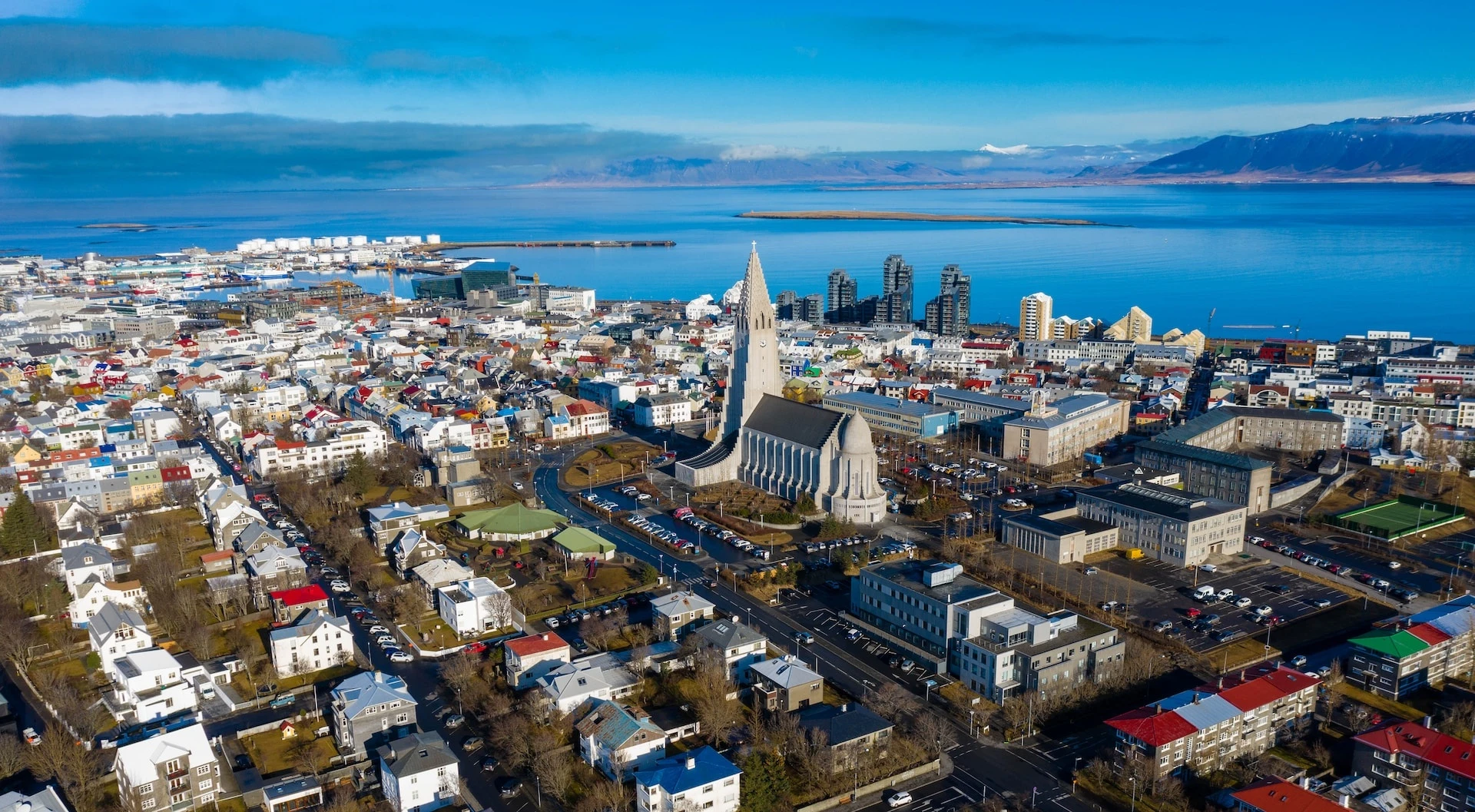 Reykjavík, Iceland: Nằm trên bờ biển phía tây nam của hòn đảo, Reykjavík là thủ đô và thành phố lớn nhất của Iceland. Thành phố được bao quanh bởi sông băng, núi lửa, suối nước nóng và mạch nước phun. Nhiều công viên và không gian xanh xung quanh cung cấp các hoạt động giải trí ngoài trời. Reykjavík xây dựng hệ thống phúc lợi vững chắc, cơ sở giáo dục và chăm sóc sức khỏe miễn phí. Hơn nữa, nơi đây có tỷ lệ tội phạm thấp, góp phần mang lại chỉ số hạnh phúc cao hơn cho thành phố.