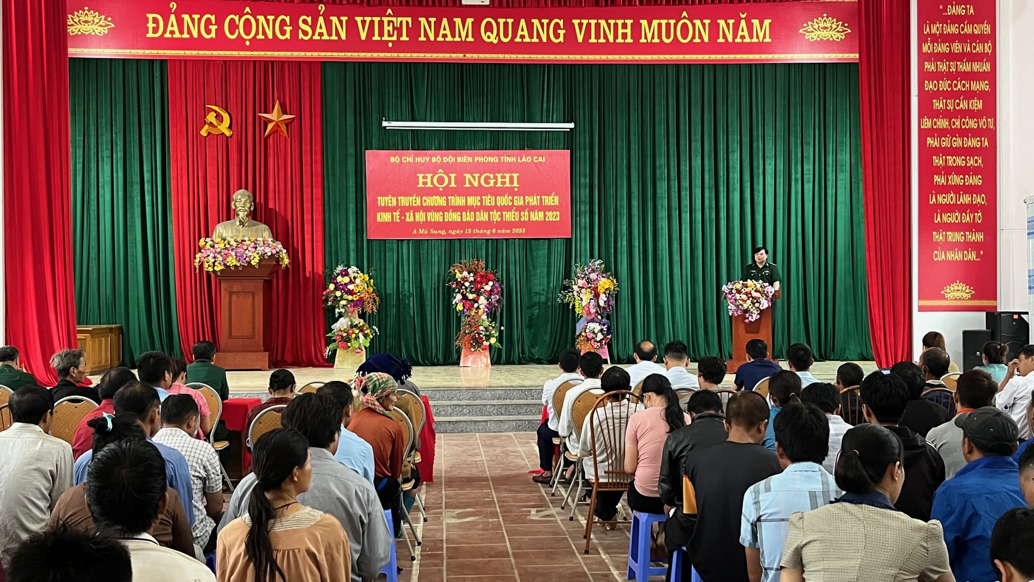 Quang cảnh buổi tuyên truyền tại xã A Mú Sung. Quang cảnh buổi tuyên truyền tại xã A Mú Sung.jpg