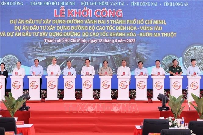 Thủ tướng Phạm Minh Chính và các đại biểu thực hiện nghi thức khởi công các dự án.