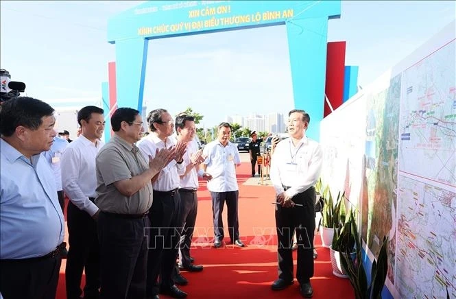 Thủ tướng Phạm Minh Chính nghe báo cáo về Dự án đầu tư xây dựng đường Vành đai 3 Thành phố Hồ Chí Minh.