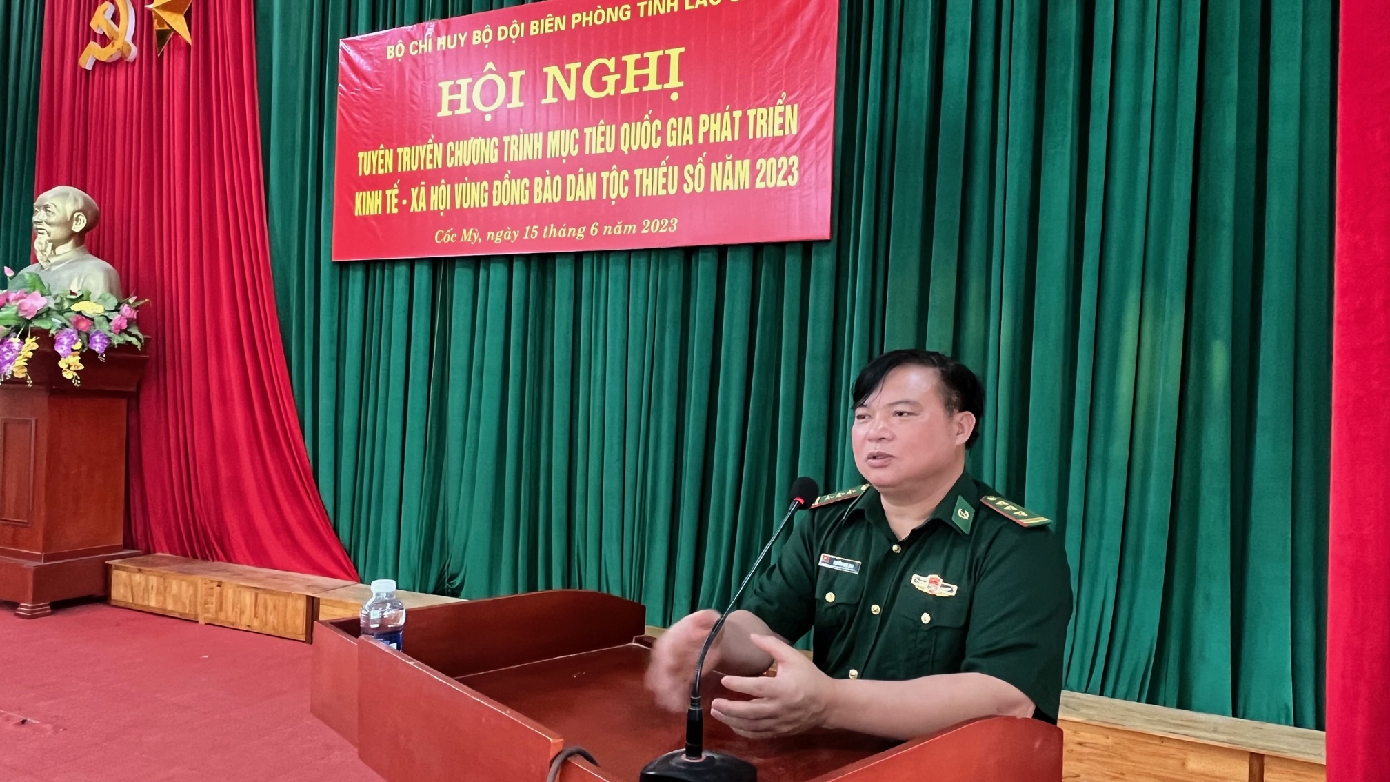 Thượng tá Nguyễn Ngọc Anh, Phó Chủ nhiệm Chính trị Bộ đội Biên phòng tỉnh Lào Cai phát biểu tại buổi tuyên truyền. Thượng tá Nguyễn Ngọc Anh, Phó Chủ nhiệm Chính trị BĐBP tỉnh Lào Cai phát biểu tại buổi tuyên truyền.jpg