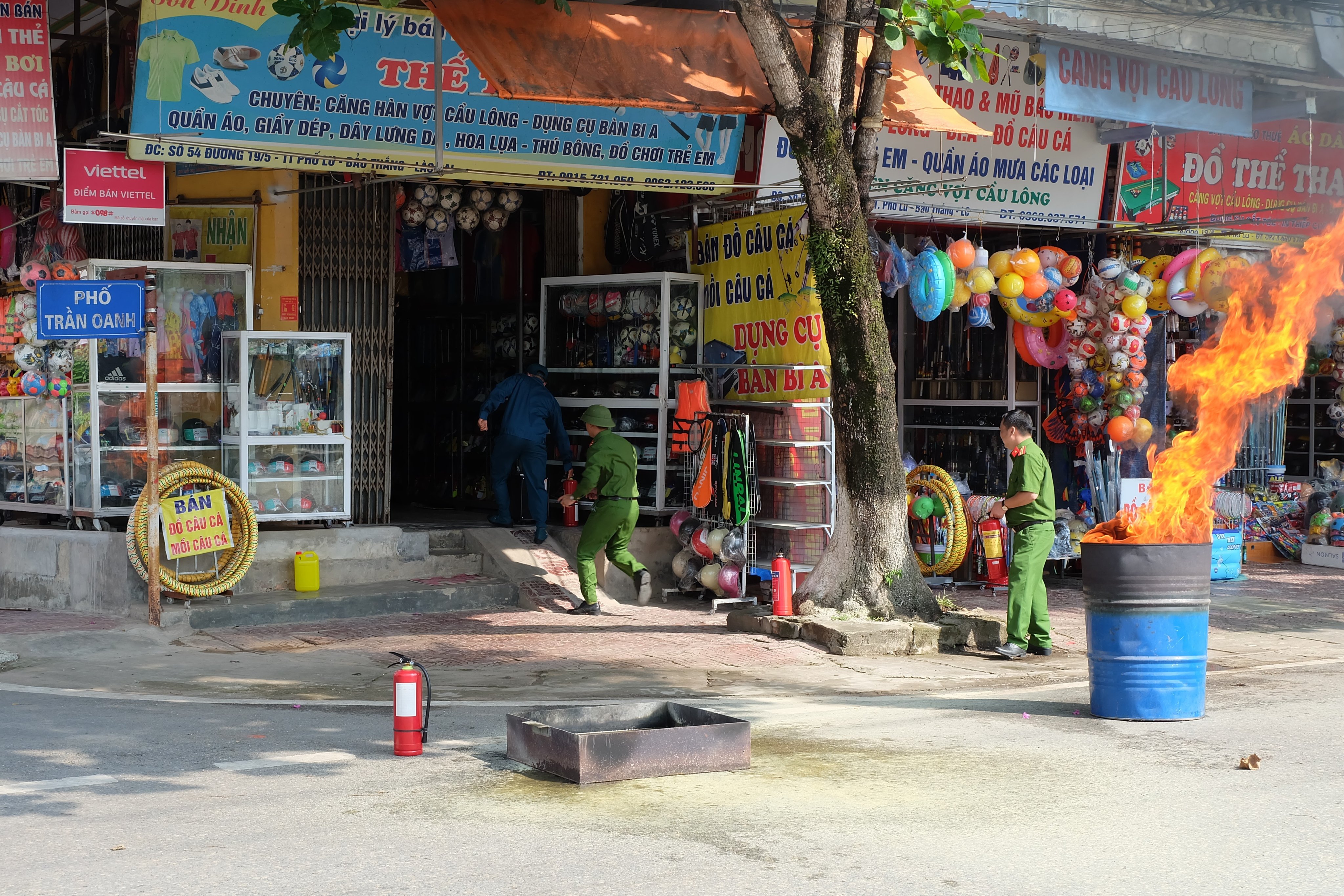 Công an huyện Bảo Thắng hướng dẫn người dân biện pháp phòng cháy, chữa cháy tại khu dân cư. IMG_20230617_053357.jpg