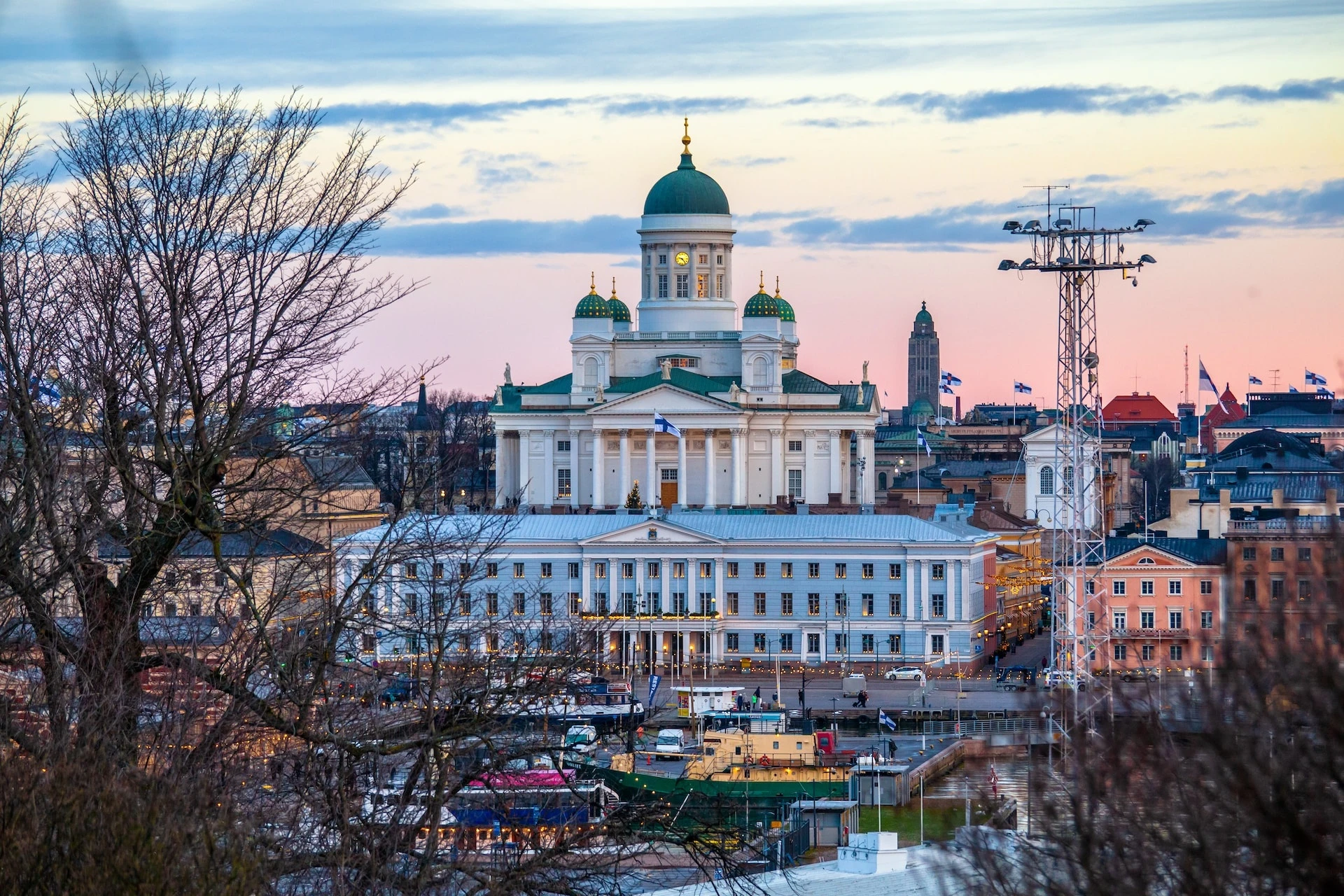 Helsinki, Phần Lan: Nằm trên bờ vịnh Phần Lan, Helsinki là thành phố lớn thứ ba ở Bắc Âu. Thành phố này có mức sống cao, tập trung vào chất lượng giáo dục, giao thông công cộng và hệ thống chăm sóc sức khỏe, phục vụ khoảng 650.000 dân cư. Bên cạnh lối sống thoải mái, yếu tố khác góp phần tạo nên sự hạnh phúc của Helsinki là công việc và cuộc sống nơi đây được cân bằng. Thành phố xây dựng hệ thống phúc lợi xã hội đặc biệt, hỗ trợ các gia đình có trẻ em và kéo dài thời gian nghỉ phép của những người có con nhỏ.