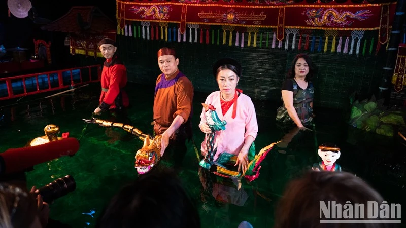 Các nghệ sĩ Việt Nam trả lời câu hỏi của khán giả Nga.