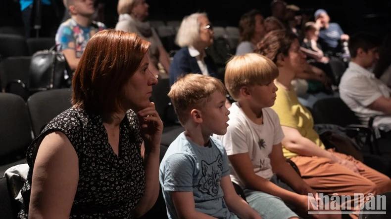 Khán giả Nga chăm chú thưởng thức múa rối nước.