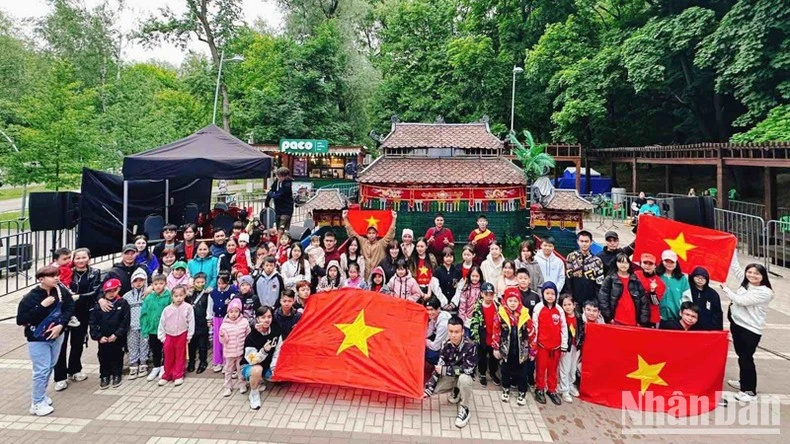 Khán giả Việt Nam đi xem múa rối nước ở Voronezh (Nga).