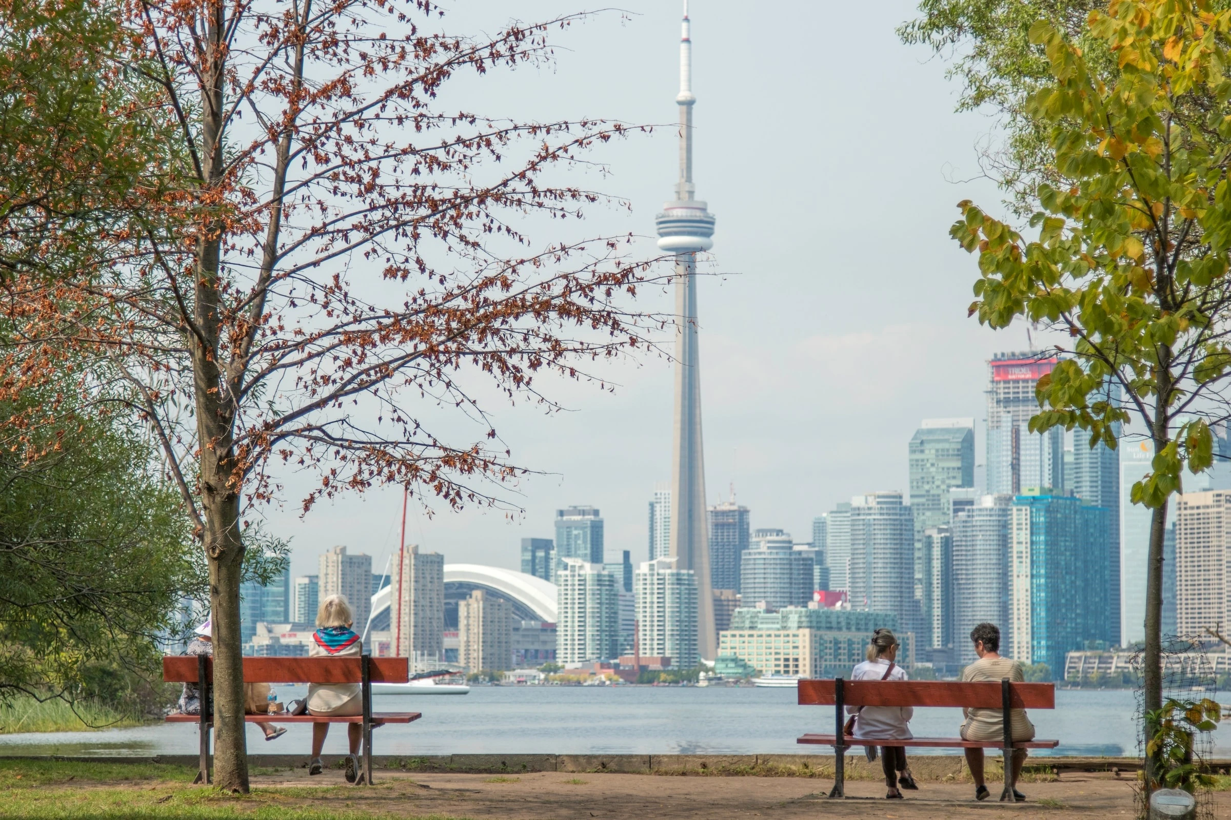 Toronto, Canada: Với dân số hơn 2,7 triệu người, Toronto là một trong những thành phố lớn nhất Canada và là thủ phủ của tỉnh Ontario. Đây là thành phố đa văn hóa với đường chân trời tuyệt đẹp. Nơi này còn được biết đến với những khu chợ sầm uất và nền ẩm thực đa dạng với các món ăn từ khắp nơi trên thế giới. Hệ thống phúc lợi, chăm sóc sức khỏe và giáo dục của thành phố giúp cuộc sống của người dân trở nên dễ dàng và hạnh phúc.