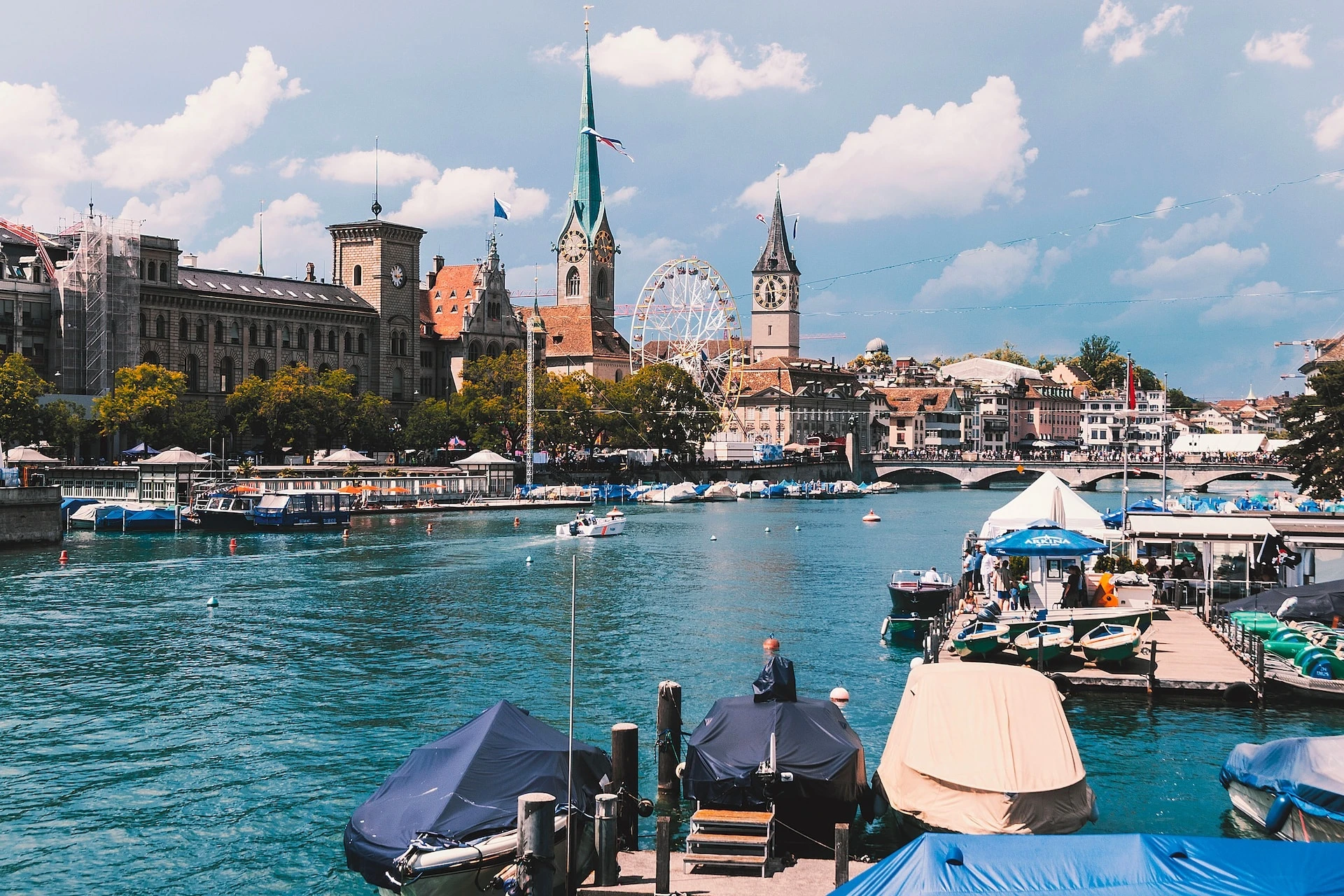 Zurich, Thụy Sĩ: Với dân số khoảng 400.000 người, Zurich là thành phố lớn nhất Thụy Sĩ và là thành phố thịnh vượng nhất châu Âu. Nơi đây có khung cảnh thiên nhiên tuyệt đẹp với làn nước trong vắt của hồ Zurich và những đỉnh núi phủ đầy tuyết của dãy Alps. Chất lượng cuộc sống của thành phố ở mức cao với hệ thống giáo dục và chăm sóc sức khỏe xuất sắc. Hơn nữa, lượng khí thải carbon thấp khiến nơi đây trở thành một trong những thành phố hạnh phúc nhất trên thế giới.