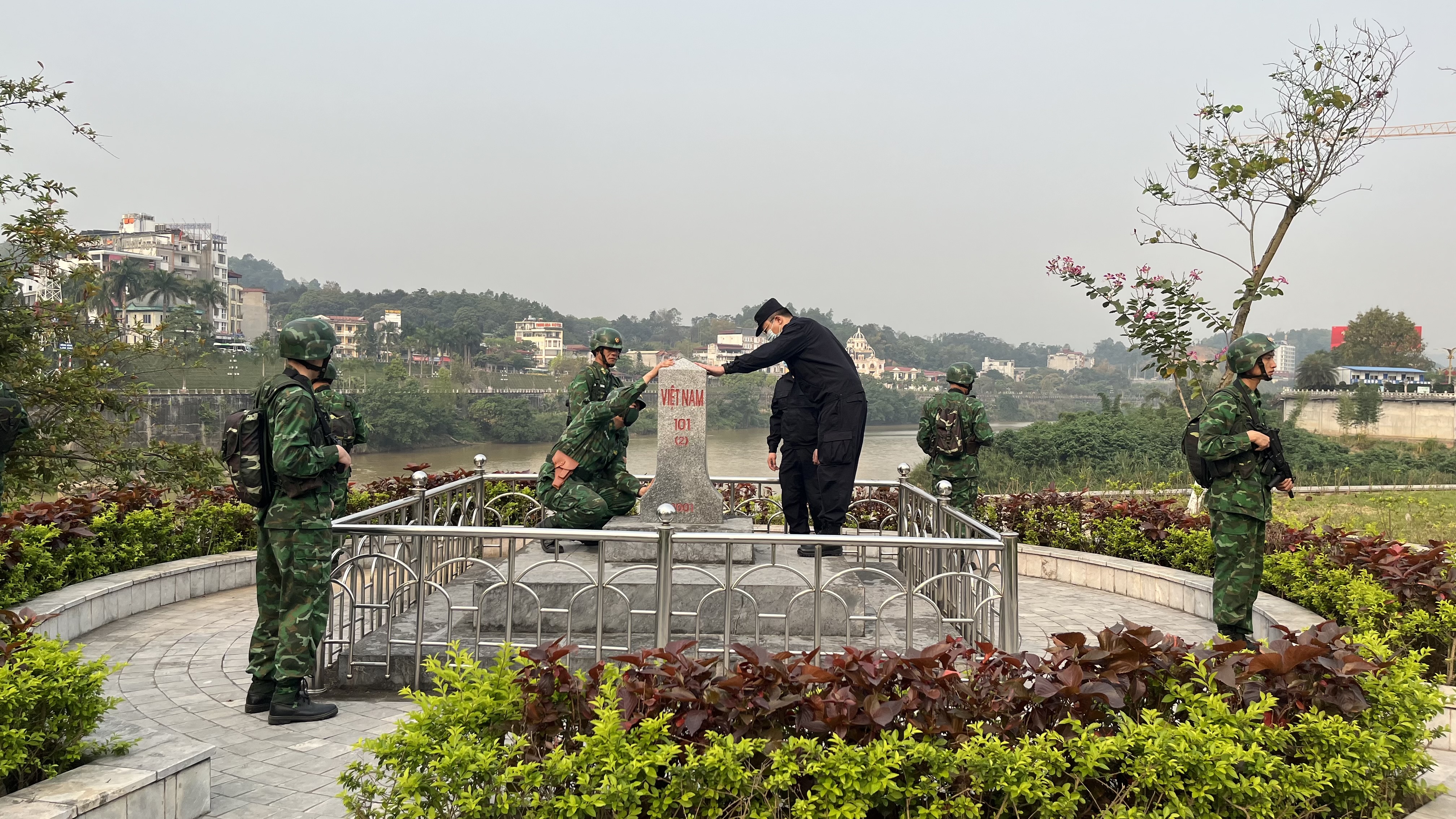 Bộ đội Biên phòng tỉnh Lào Cai (Việt Nam) tổ chức tuần tra liên hợp với Chi đội quản lý biên giới Hồng Hà (Trung Quốc). BĐBP tỉnh Lào Cai (Việt Nam) tổ chức tuần tra liên hợp với Chi đội quản lý biên giới Hồng Hà (Trung Quốc).jpg
