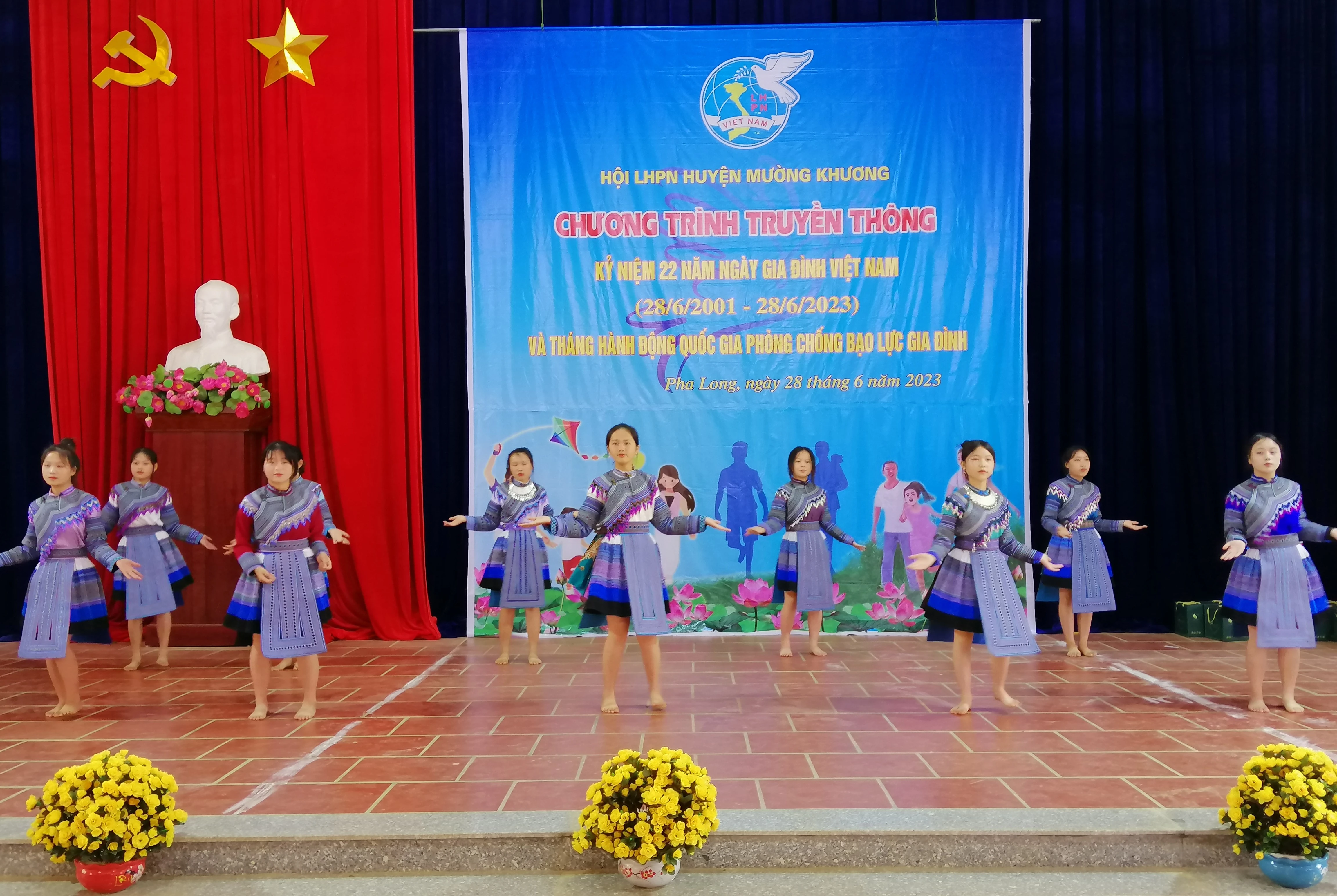 Tiết mục văn nghệ do các em học sinh trong xã Pha Long biểu diễn.jpg