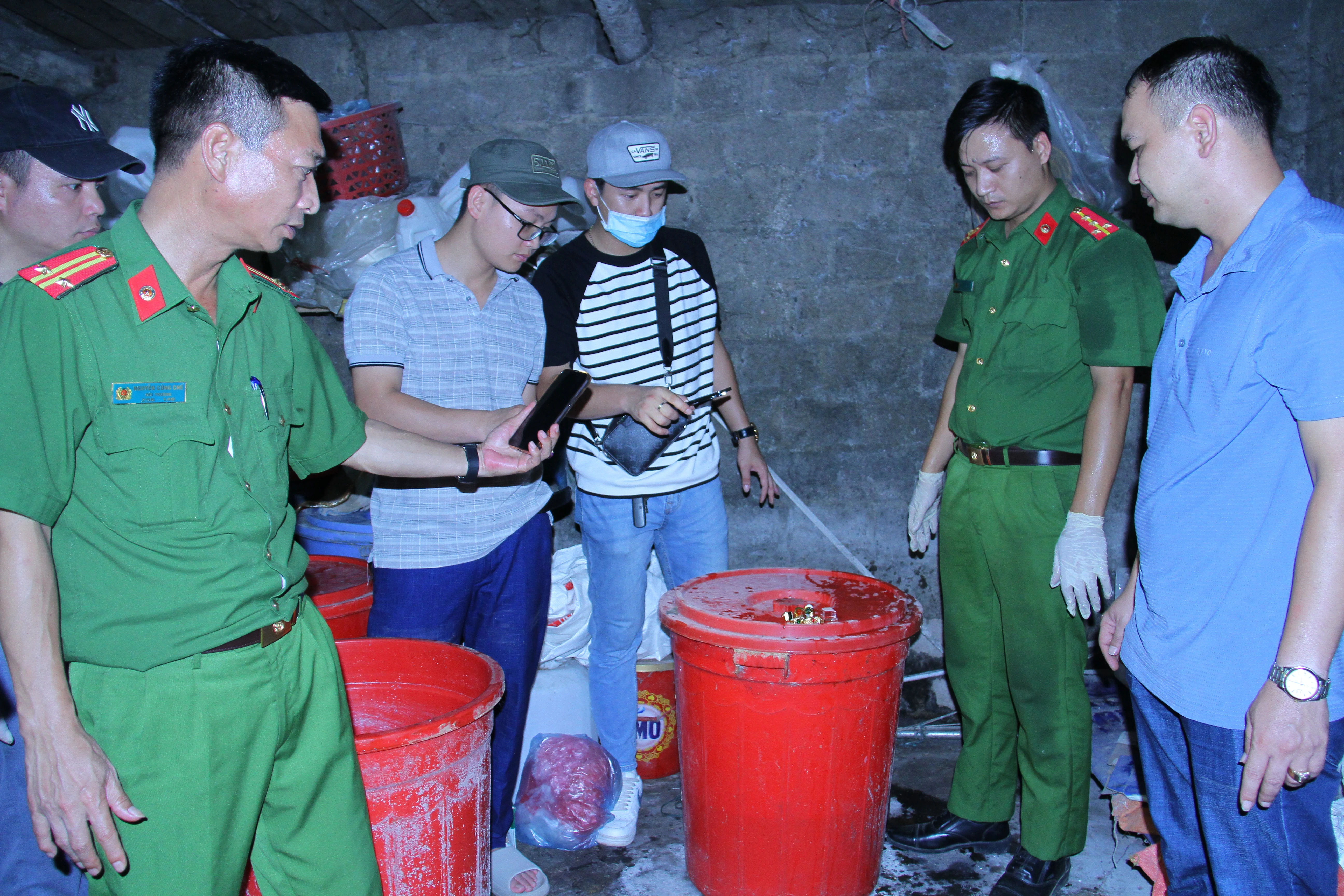 Đối tượng giấu vàng tại thùng chứa rượu của gia đình.JPG