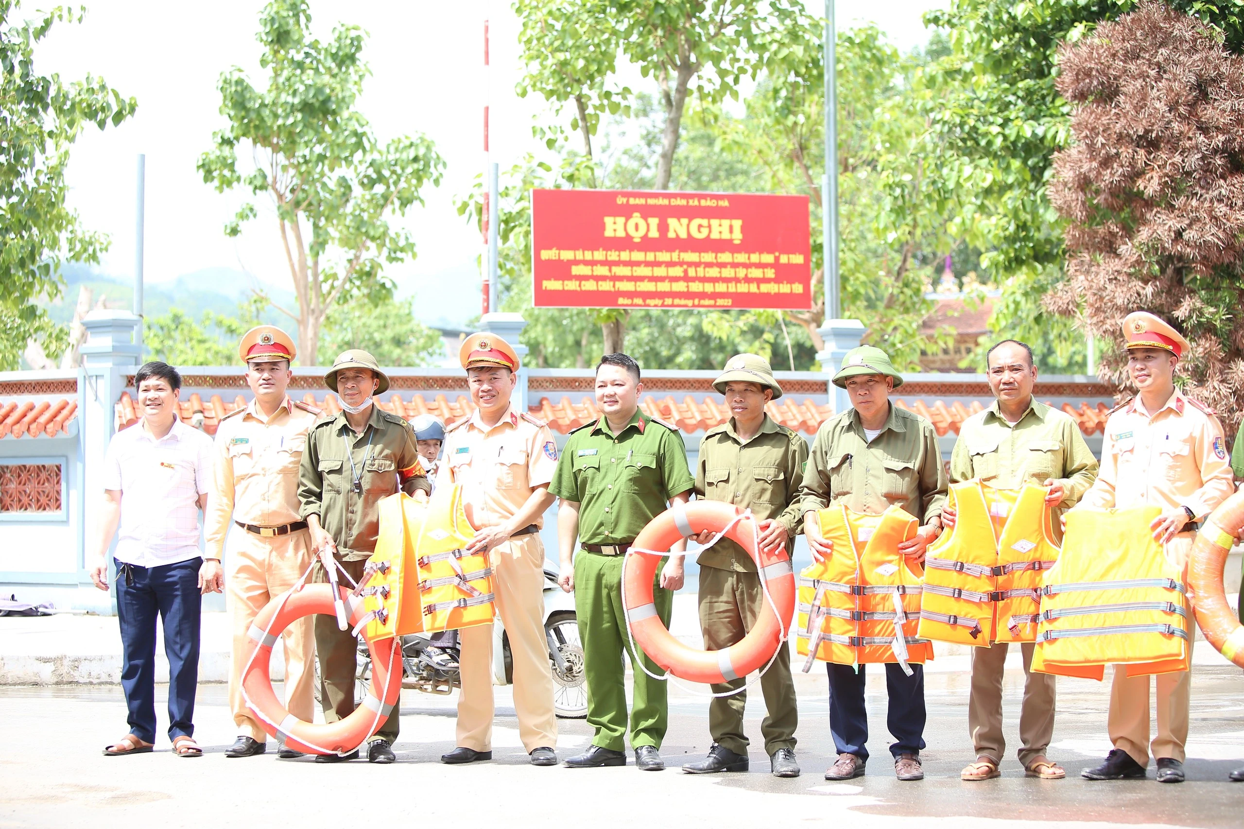 Ảnh 5. Lãnh đạo Công an huyện, UBND xã Bảo Hà chụp ảnh cùng mô hình an toàn đướng sông, phòng chống đuối nước.jpg