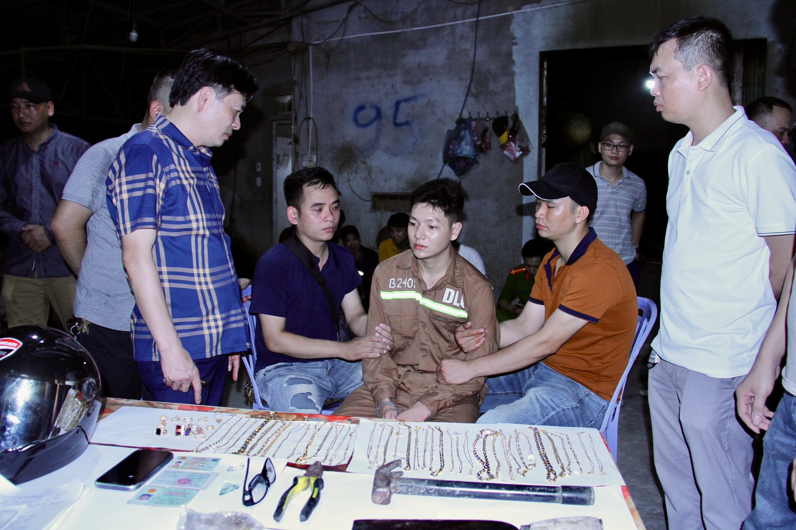 Đại tá TRần Quốc Huy, Phó GĐ CAT chỉ đạo tại nơi phát hiện bắt giữ đối tượng.jpg