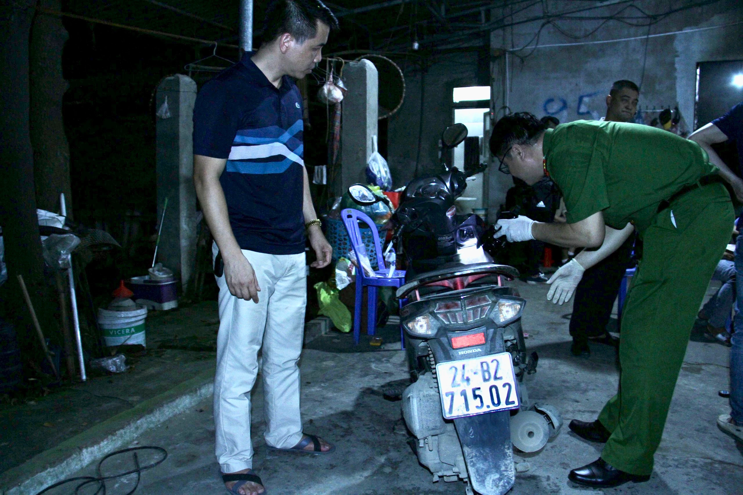 Cơ quan Công an khám nghiệm chiếc xe máy đối tượng sử dụng trong vụ cướp tiệm vàng.jpg