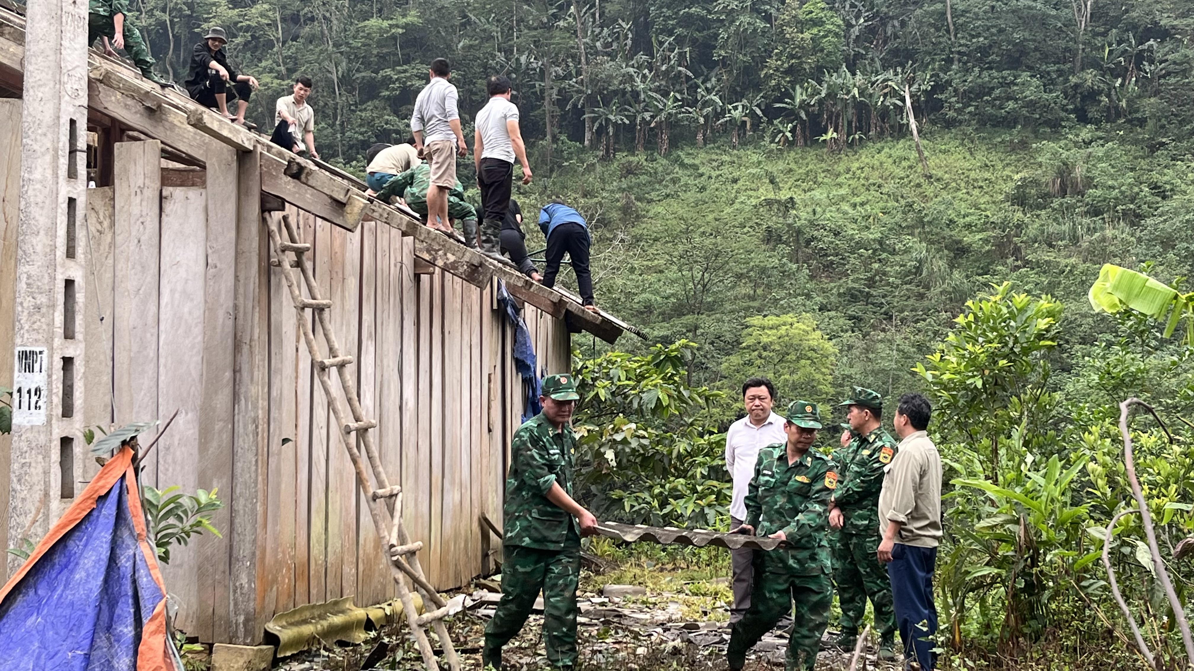 Cán bộ, chiến sỹ Đồn Biên phòng Nậm Chảy giúp dân khắc phục hậu quả của giông lốc. Cán bộ, chiên sĩ đồn Biên phòng Nậm Chẩy giúp dân khắc phục hậu quả của giông lốc.jpg