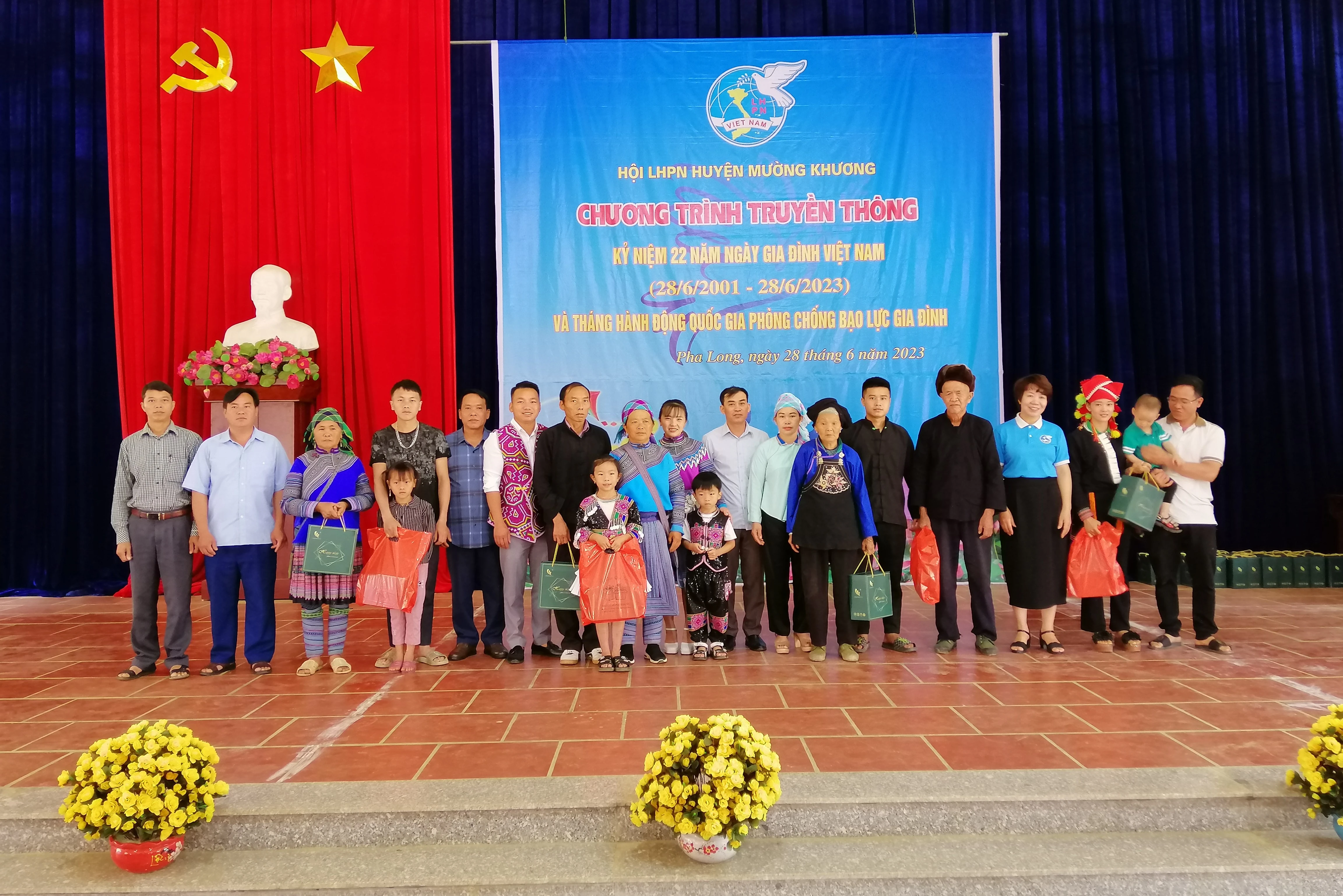 Tặng quà cho các gia đình có 3 thế hệ cùng chung sống.jpg