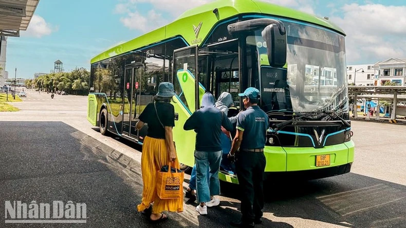 Hành khách trải nghiệm tuyến xe buýt điện thông minh đầu tiên tại Phú Quốc.