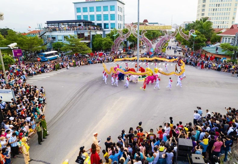 Đông đảo người dân và khách du lịch tham gia các hoạt động lễ hội ở thành phố Đồng Hới