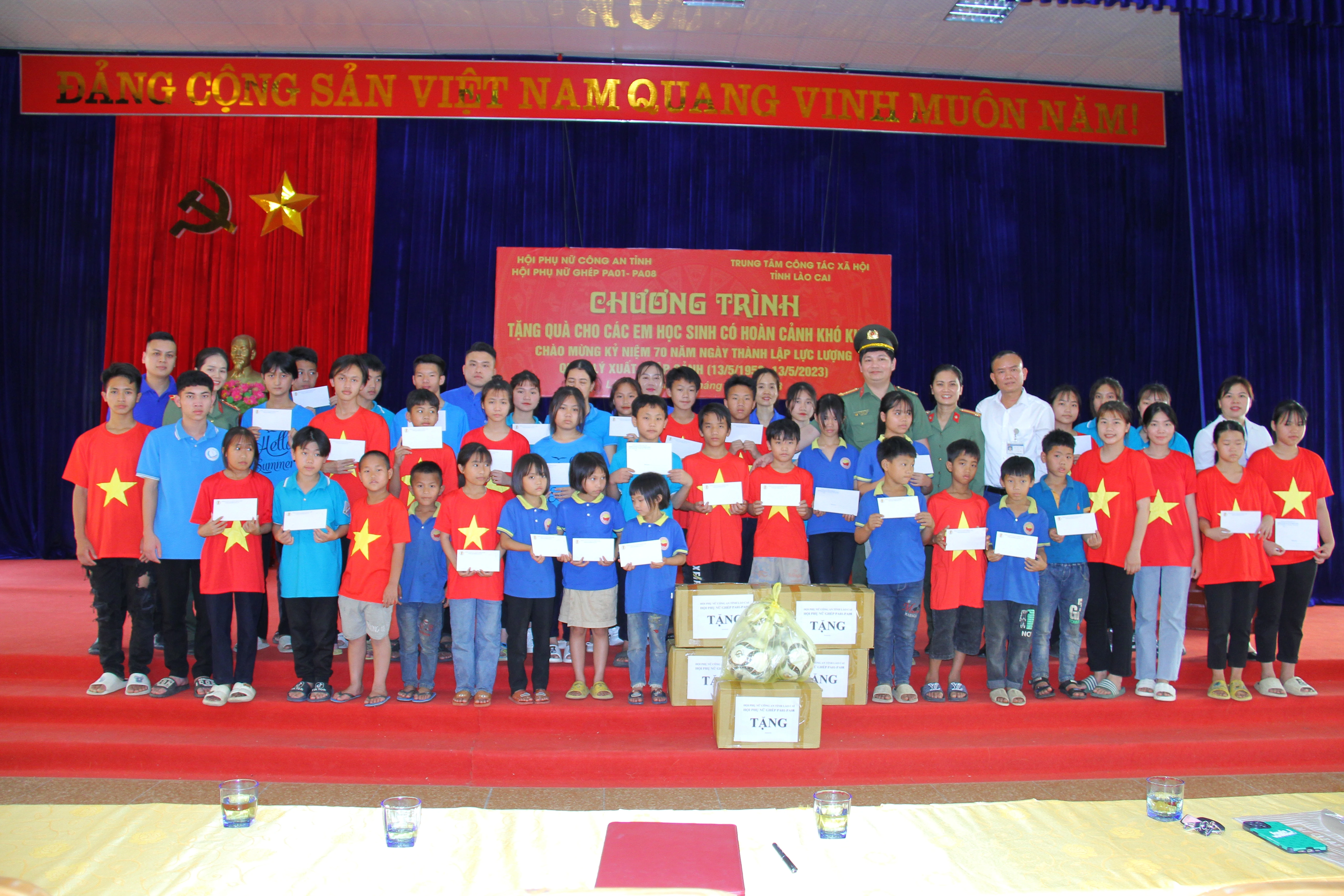 Ảnh 5. 30 em học sinh có hoàn cảnh khó khăn được tặng quà trong dịp này.JPG