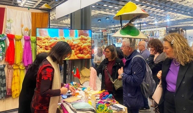 Khách quốc tế bị thu hút bởi các sản phẩm thủ công mỹ nghệ đặc trưng của Việt Nam.