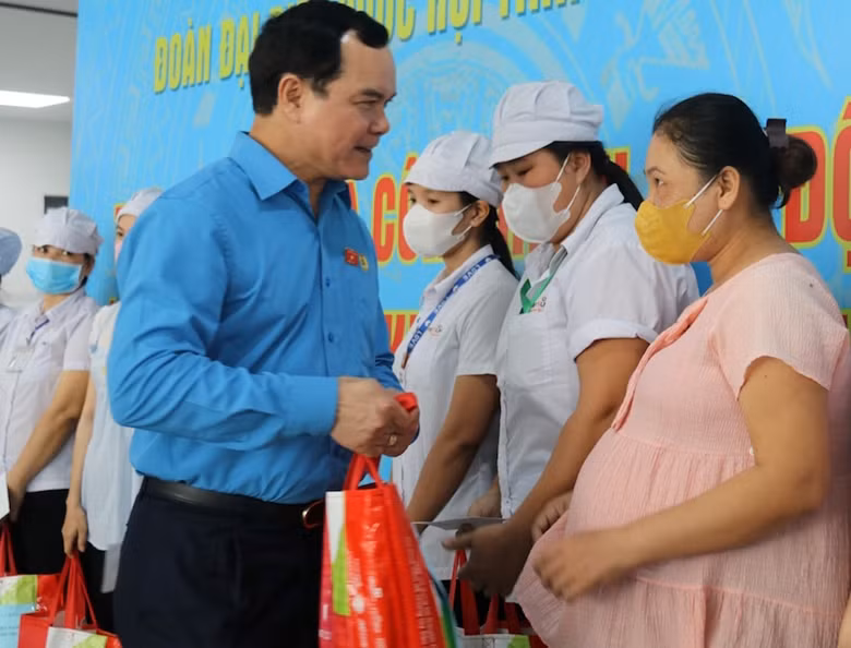 Chủ tịch Tổng Liên đoàn Lao động Việt Nam Nguyễn Đình Khang trao quà cho người lao động