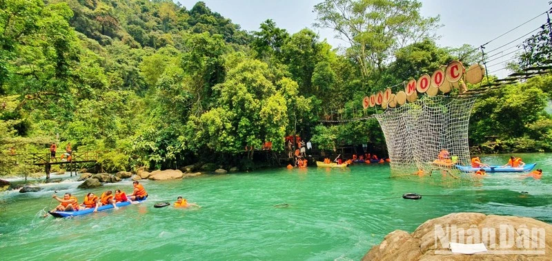 Khách trải nghiệm dịch vụ ở điểm du lịch suối Nước Moọc