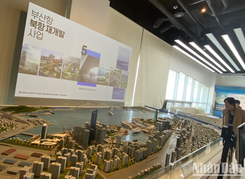 Người dân tham quan mô hình dự án cải tạo cảng biển bắc Busan. Người dân tham quan mô hình dự án cải tạo cảng biển bắc Busan.