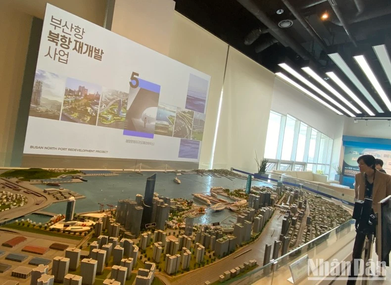 Người dân tham quan mô hình dự án cải tạo cảng biển bắc Busan.