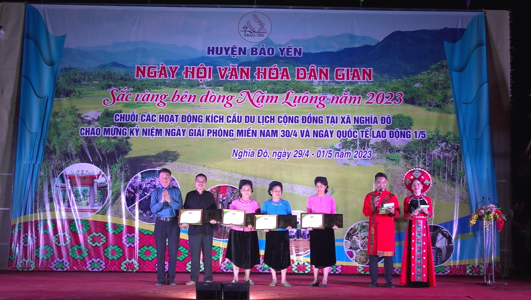 Trao giải thưởng Homestay ASEAN giai đoạn 2023- 2025 cho các hộ gia đình.jpg