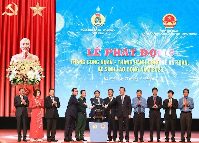 Thủ tướng Chính phủ Phạm Minh Chính cùng đại diện các bộ, ngành thực hiện nghi thức phát động Tháng Công nhân - Tháng hành động về An toàn, vệ sinh lao động năm 2023