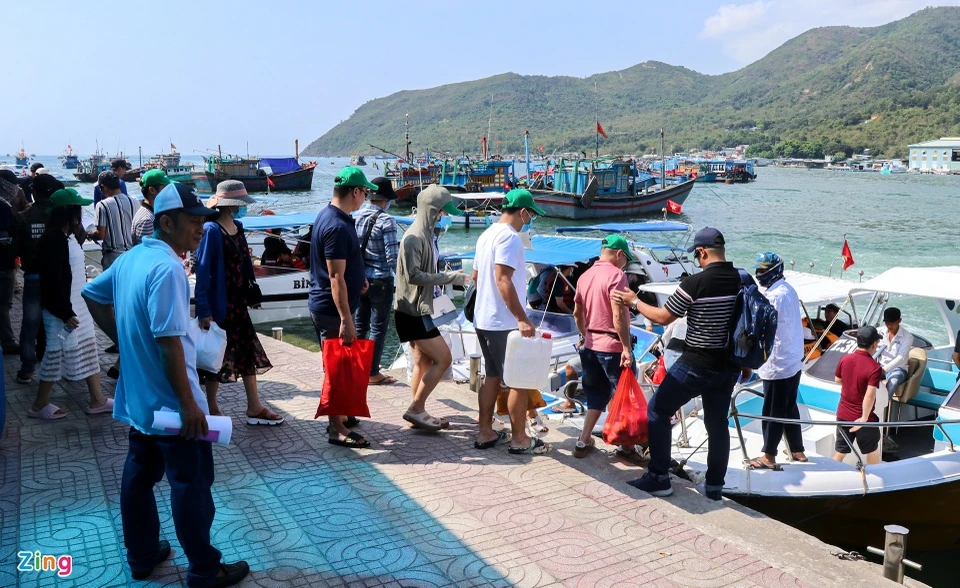 Tour biển đảo ngắm vịnh Nha Trang đông khách.