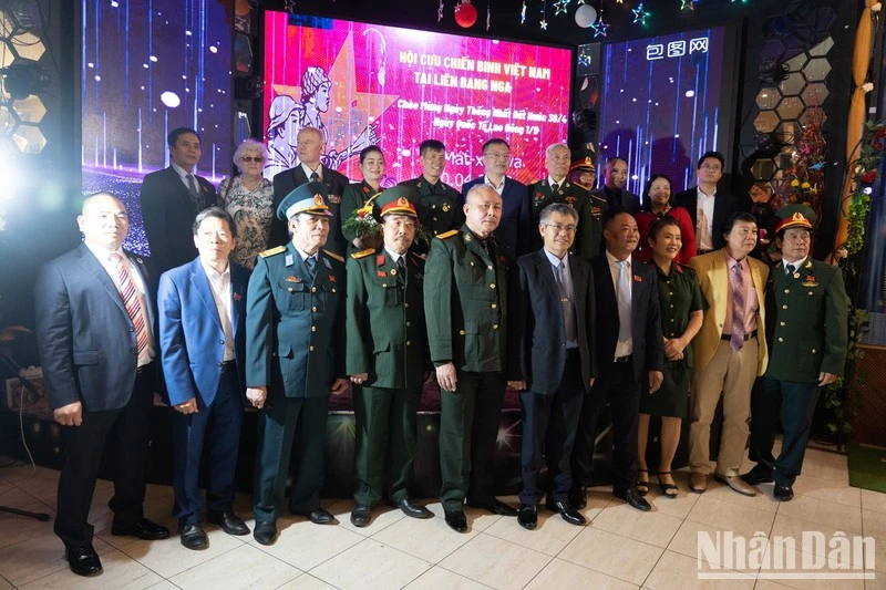 Các cựu chiến binh chụp ảnh lưu niệm cùng khách mời.