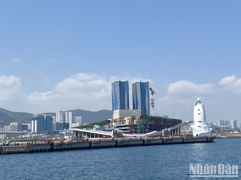 Nhiều công trình đang được xây dựng theo dự án cải tạo cảng biển bắc Busan. Nhiều công trình đang được xây dựng theo dự án cải tạo cảng biển bắc Busan.
