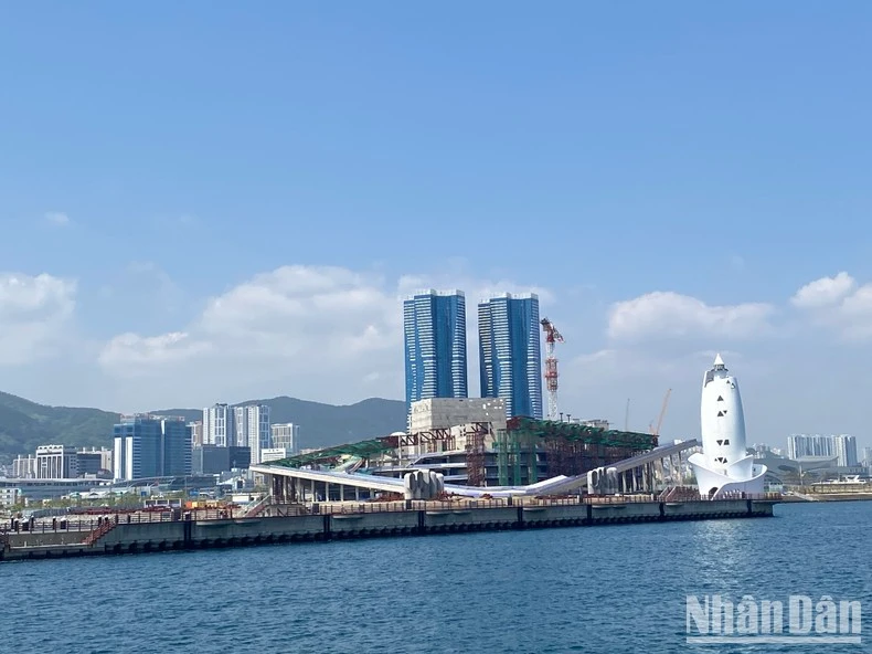 Nhiều công trình đang được xây dựng theo dự án cải tạo cảng biển bắc Busan.