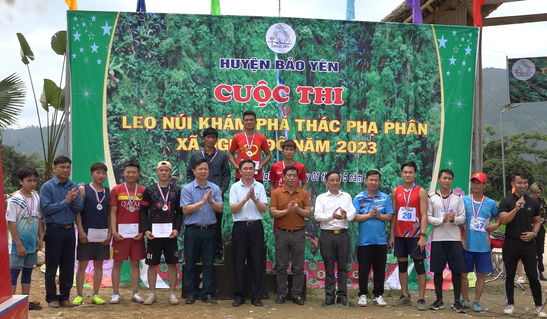 Ban Tổ chức trao giải cho các vận động viên tham gia cuộc thi. 7676.jpg