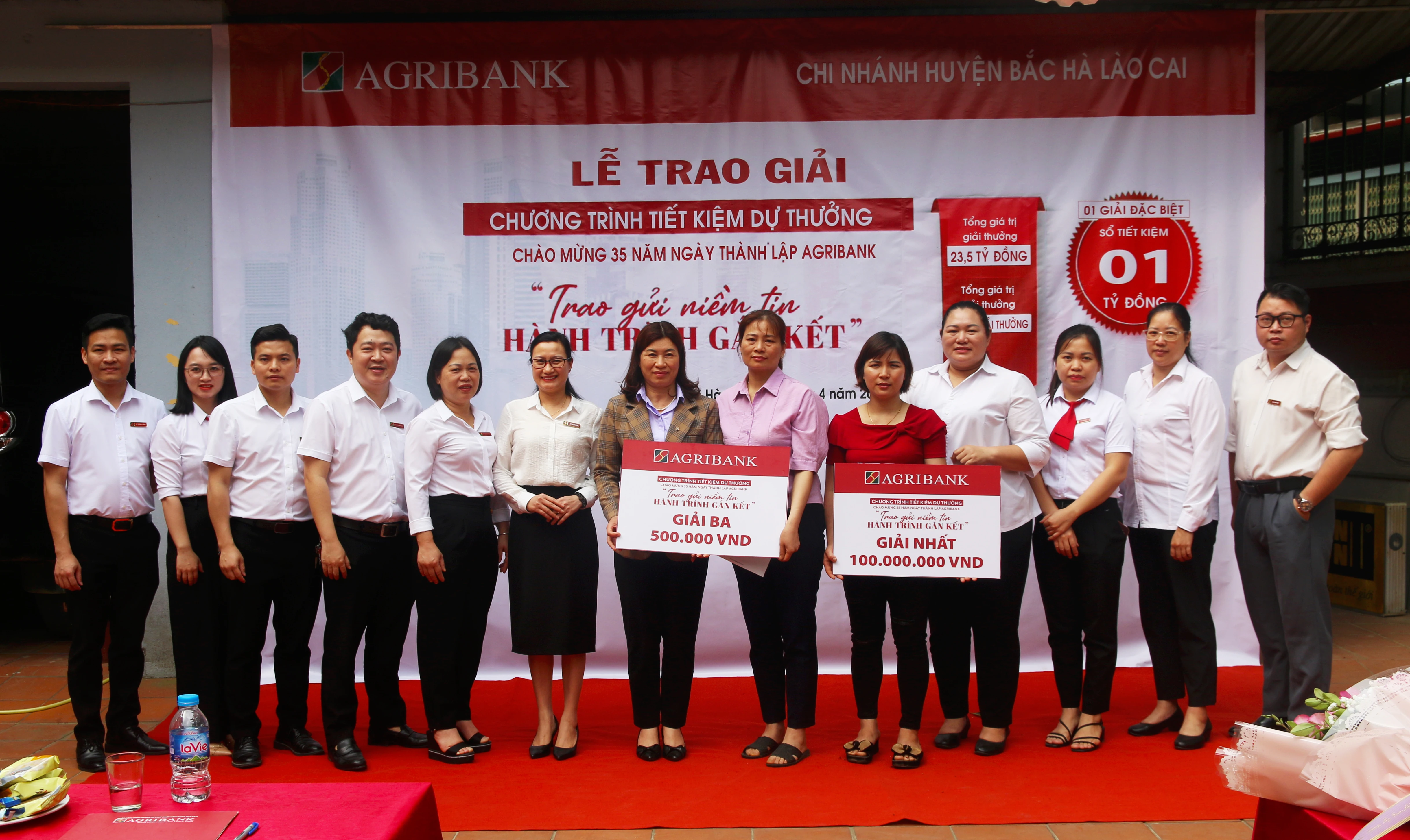 Trao thưởng cho các khách hàng.JPG