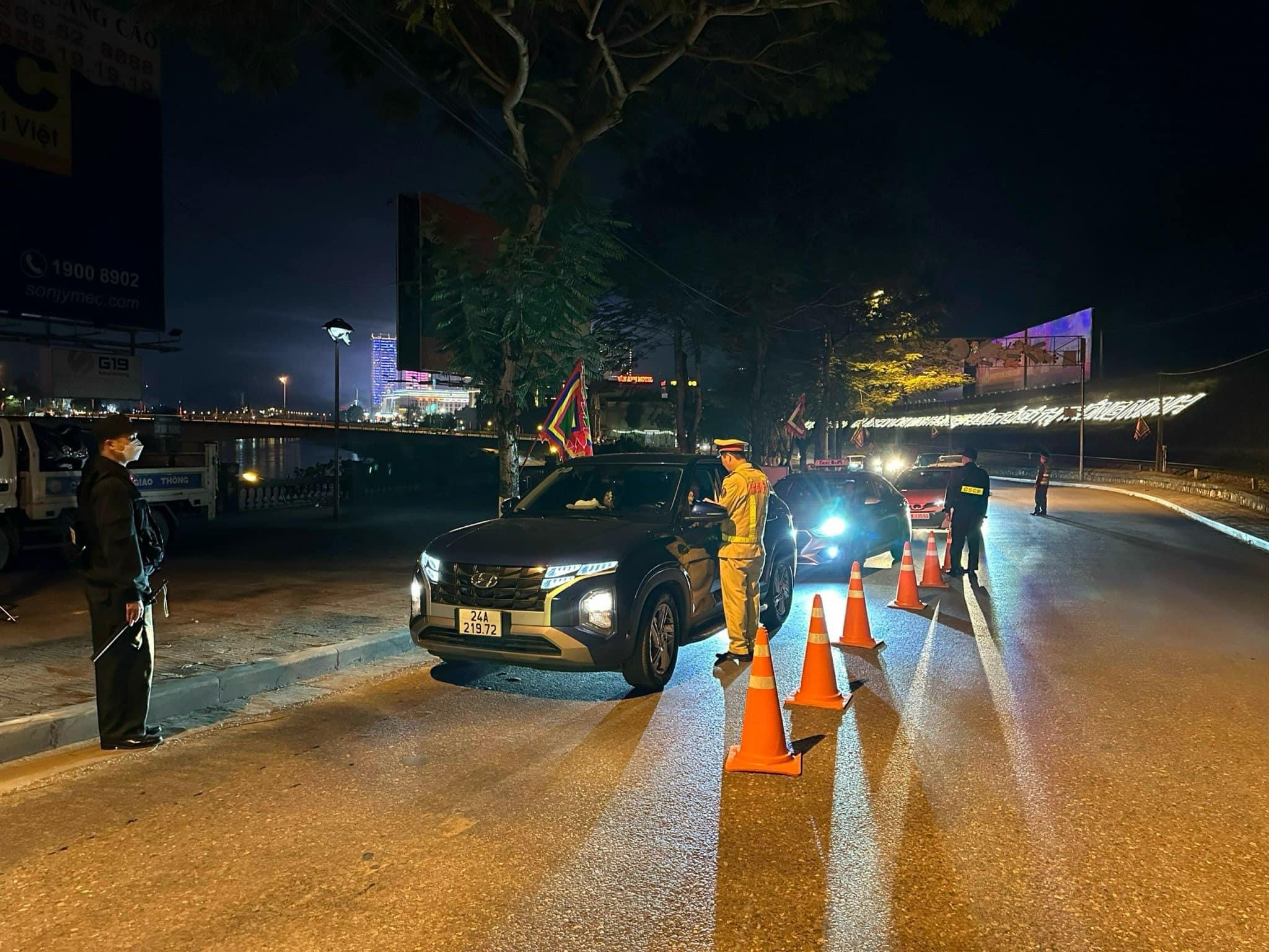 Thực hiện kiểm tra nồng độ cồn với người điều khiển phương tiện tham gia giao thông trong dịp tết Nguyên đán. image_123650291.JPG