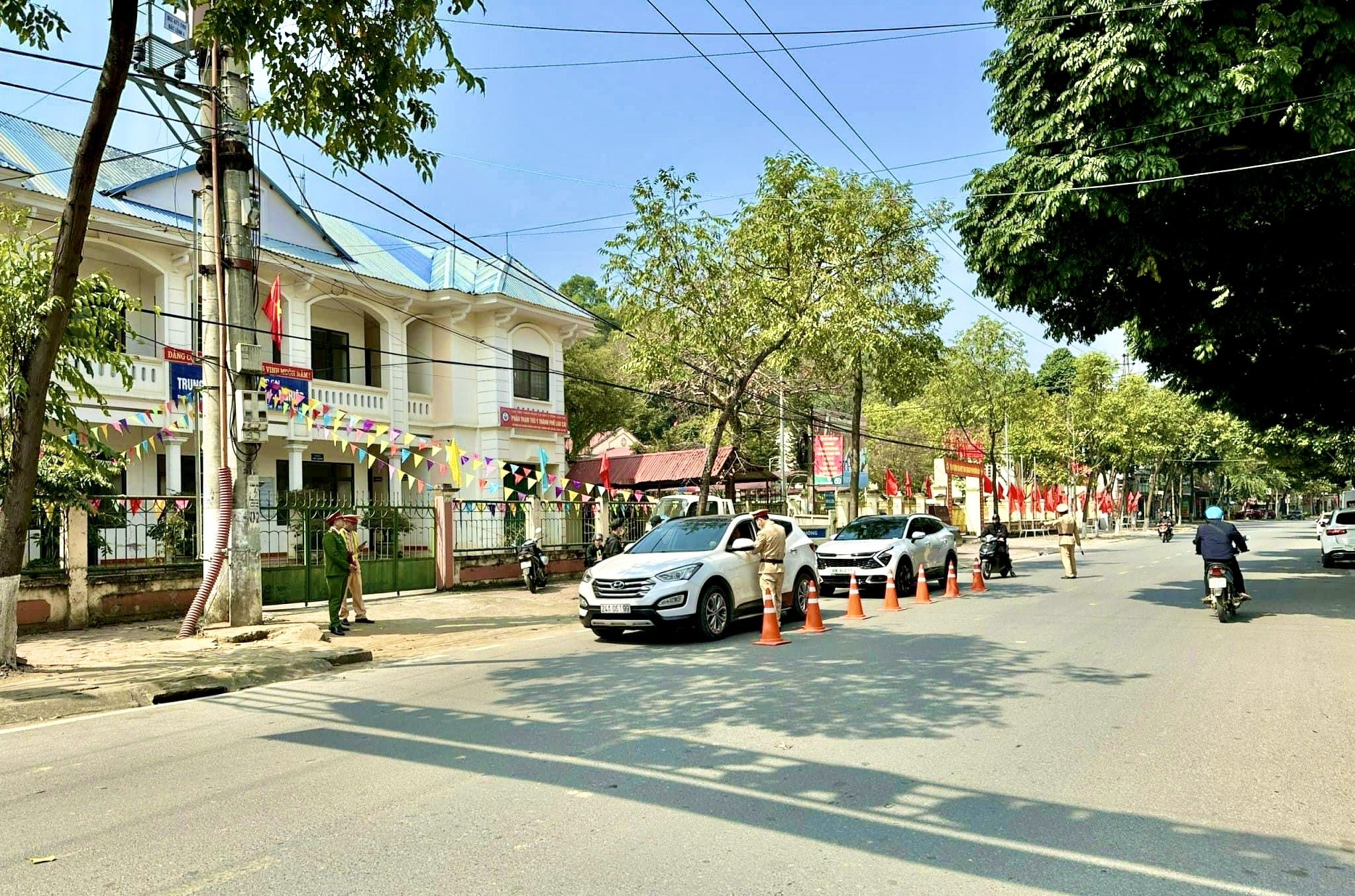 Lực lượng Cảnh sát giao thông Công an tỉnh Lào Cai duy trì quân số trực tết đảm bảo an toàn giao thông trên địa bàn. image_123650291 (2).JPG